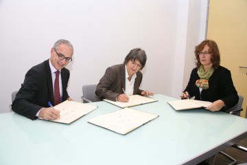 Goran Svilanovic (left), RCC Secretary General, Dr. Brigitte Heuel-Rolf (centre), GIZ Regional Director for Western Balkans, and Alexandra Hilbig (right), GIZ Manager for Open Regional Funds, sign Memorandum of Understanding on cooperation in foreign trade promotion, energy efficiency, legal reform and modernisation of municipal services, in Sarajevo on 30 September 2013. (Photo RCC/Zoran Kanlic)